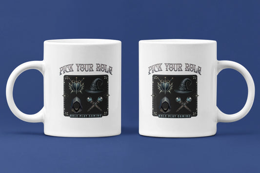 Pick Your Role – Keramiktasse (325 ml) – 325 ml Keramiktasse als Doppel-Mockup, hochwertiges Gaming- & Nerd-Design Produktfoto.