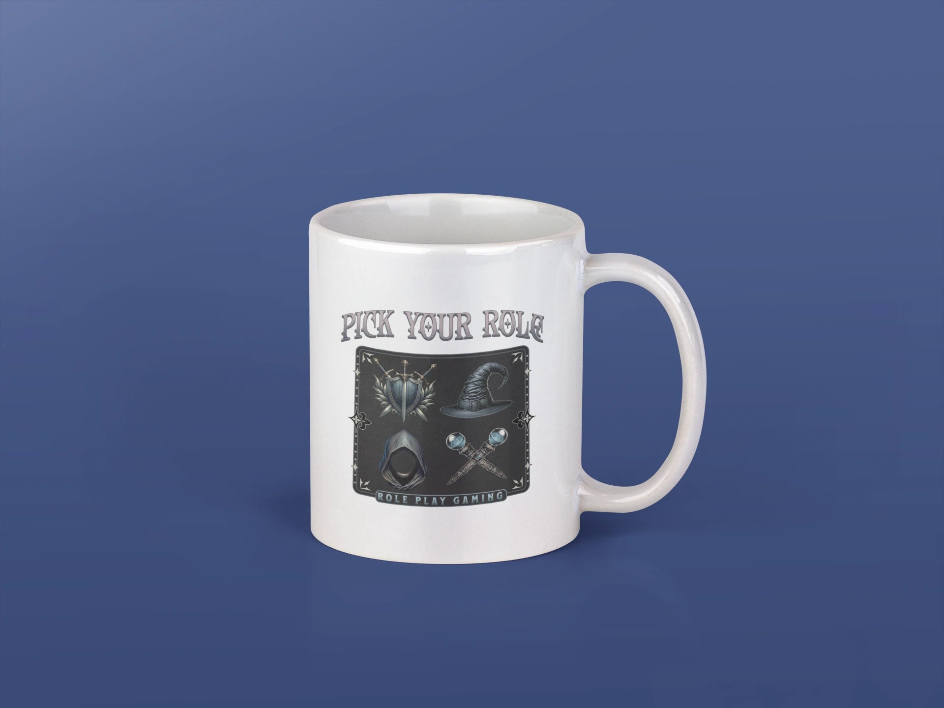 Pick Your Role – Keramiktasse (325 ml) – 325 ml Keramiktasse als Flatlay Mockup, hochwertiges Gaming- & Nerd-Design Produktfoto.