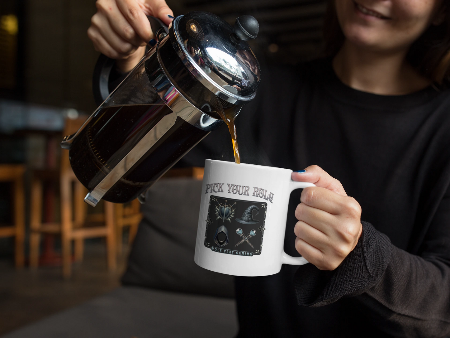 Pick Your Role – Keramiktasse (325 ml) – 325 ml Keramiktasse als Lifestyle Kaffeemoment Mockup, hochwertiges Gaming- & Nerd-Design Produktfoto.