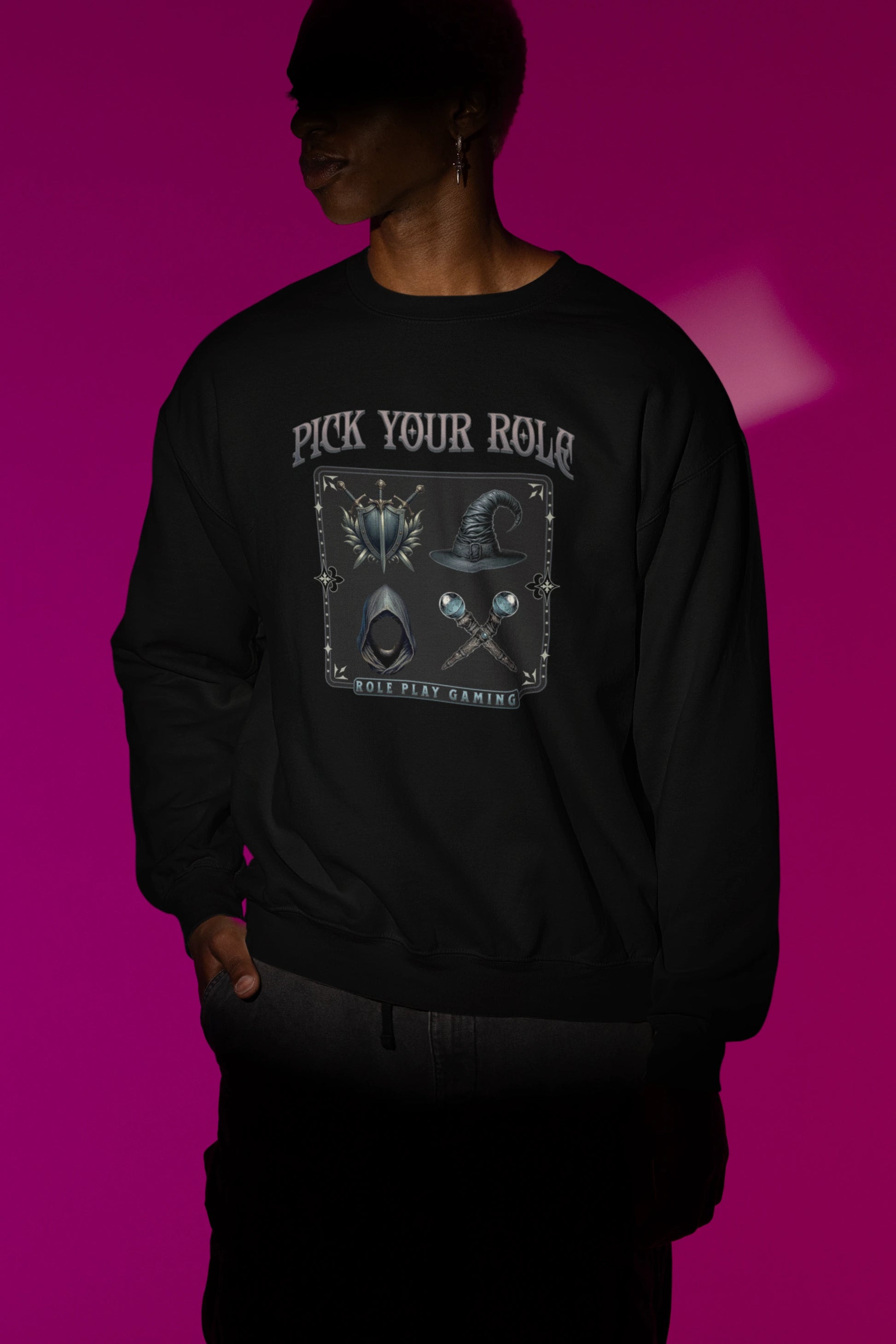 Pick Your Role – Role Play Gaming | Fantasy RPG Pullover – schwarz Pullover als Maennliches Model-Mockup, hochwertiges Nerd- & Gaming-Design Produktfoto.
