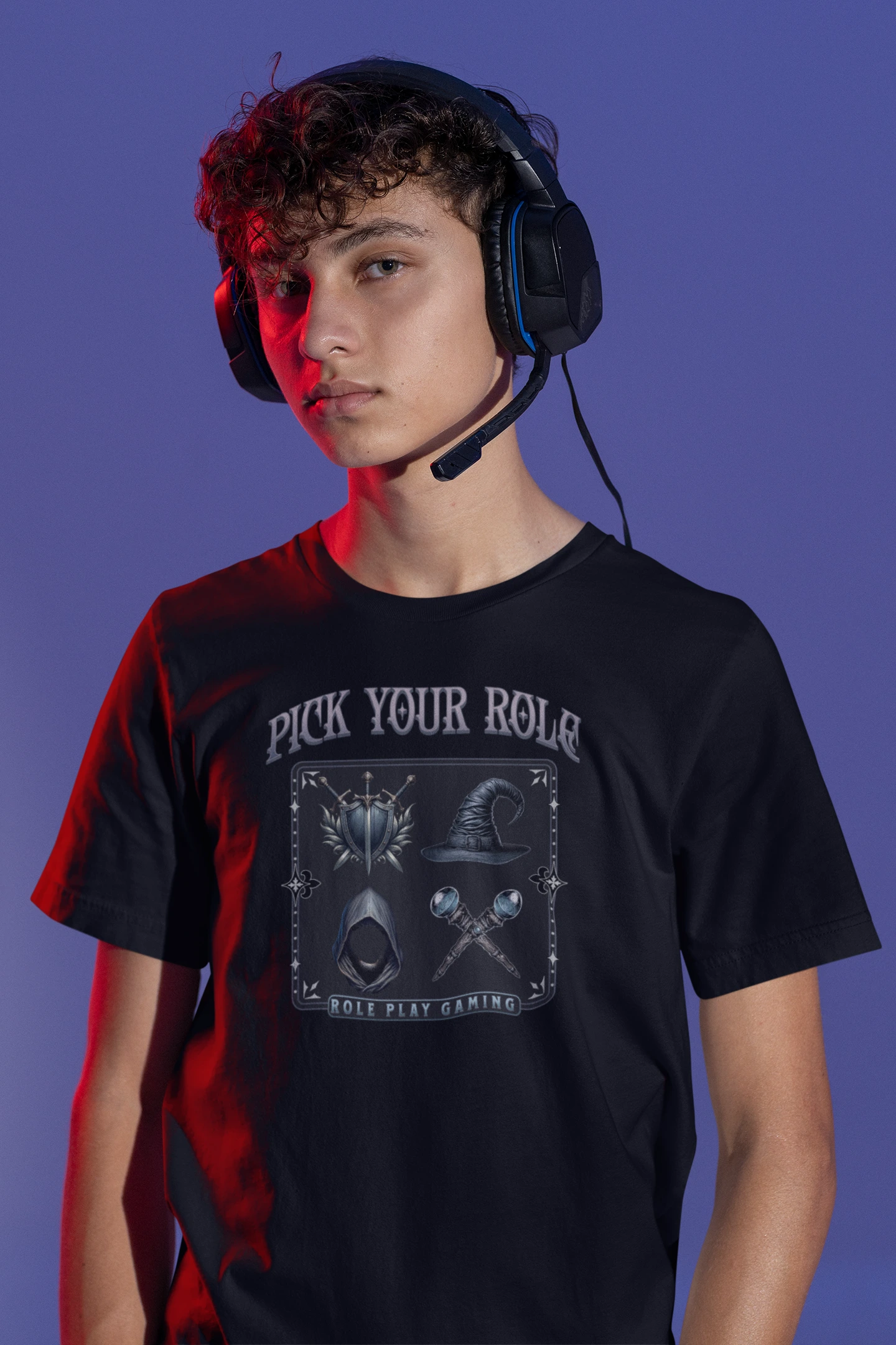 Pick Your Role | RPG Fantasy T-Shirt für Rollenspiel-Fans – schwarz T-Shirt als maennlich-Mockup, modernes Gaming-Design und hochwertiges Produktfoto.