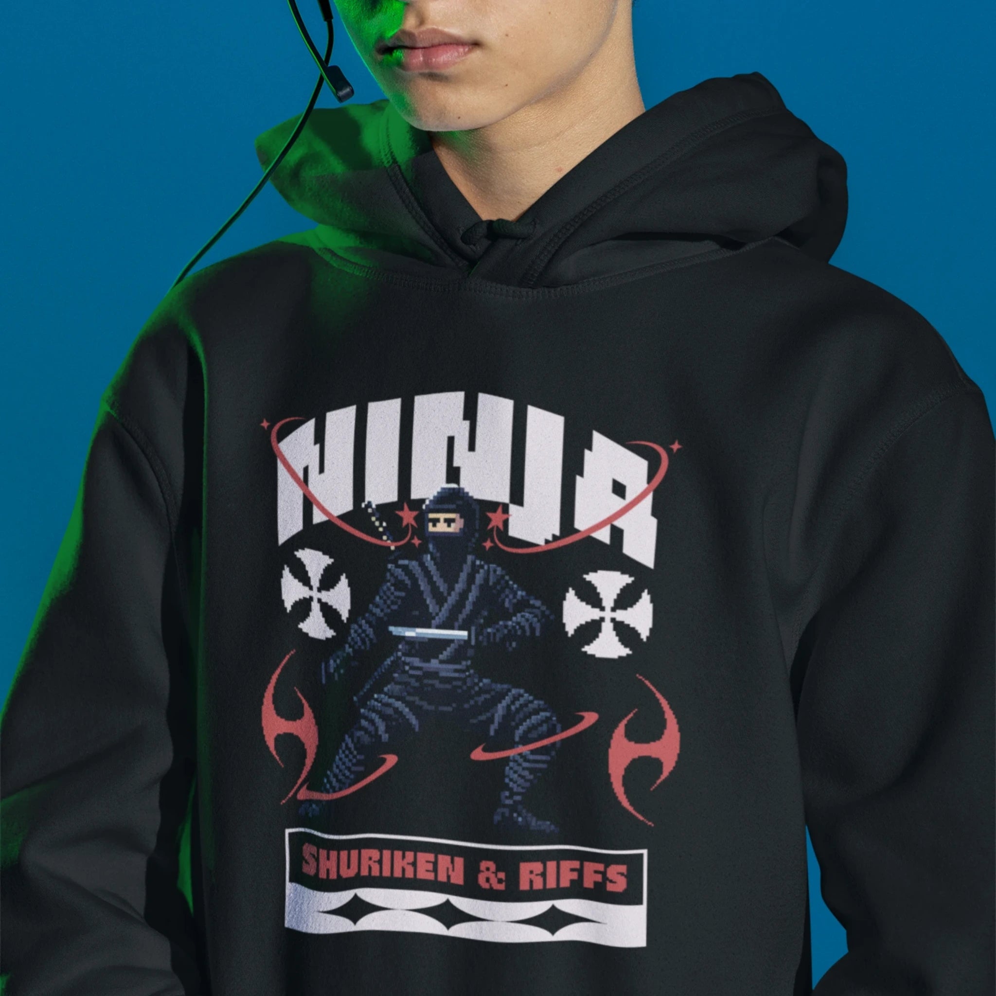 Pixel Gamer Hoodie - Ninja in schwarz – Unisex Gaming Hoodie im Nerd & Streetwear Style, getragen von männlichen Model