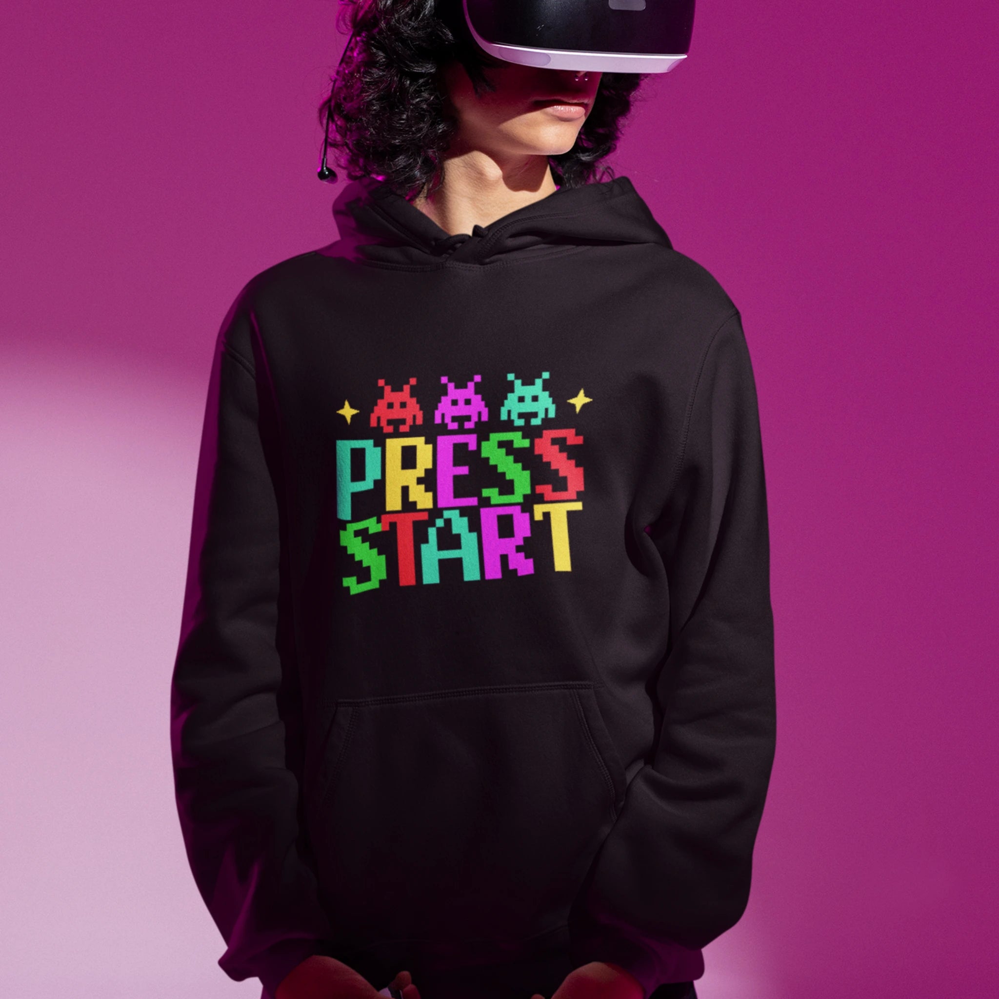 Pixel Gamer Hoodie - Press Start in schwarz – Unisex Gaming Hoodie im Nerd & Streetwear Style, getragen von männlichen Model