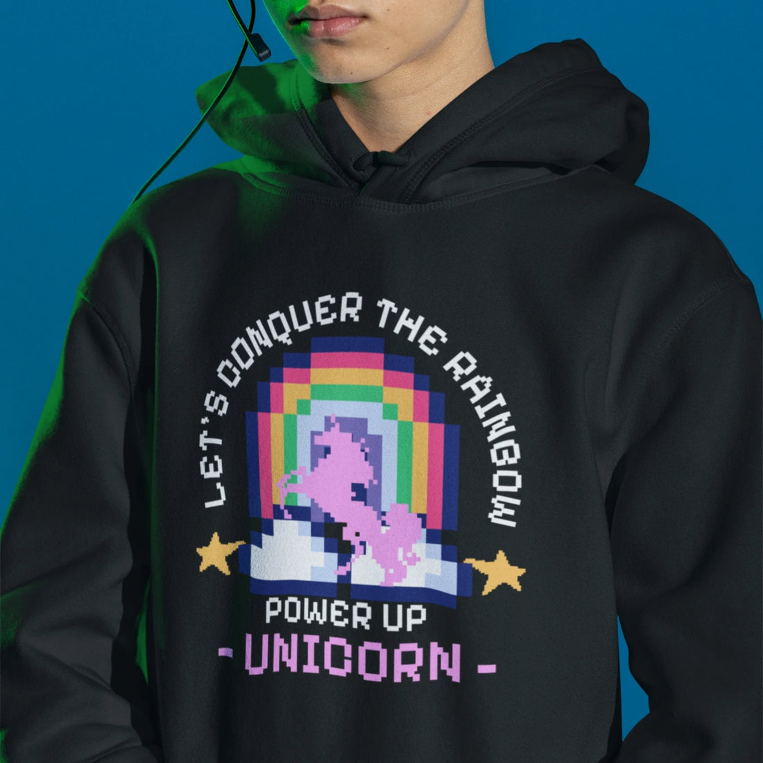 Pixel Gamer Hoodie - Unicorn Power Up in schwarz – Unisex Gaming Hoodie im Nerd & Streetwear Style, getragen von männlichen Model