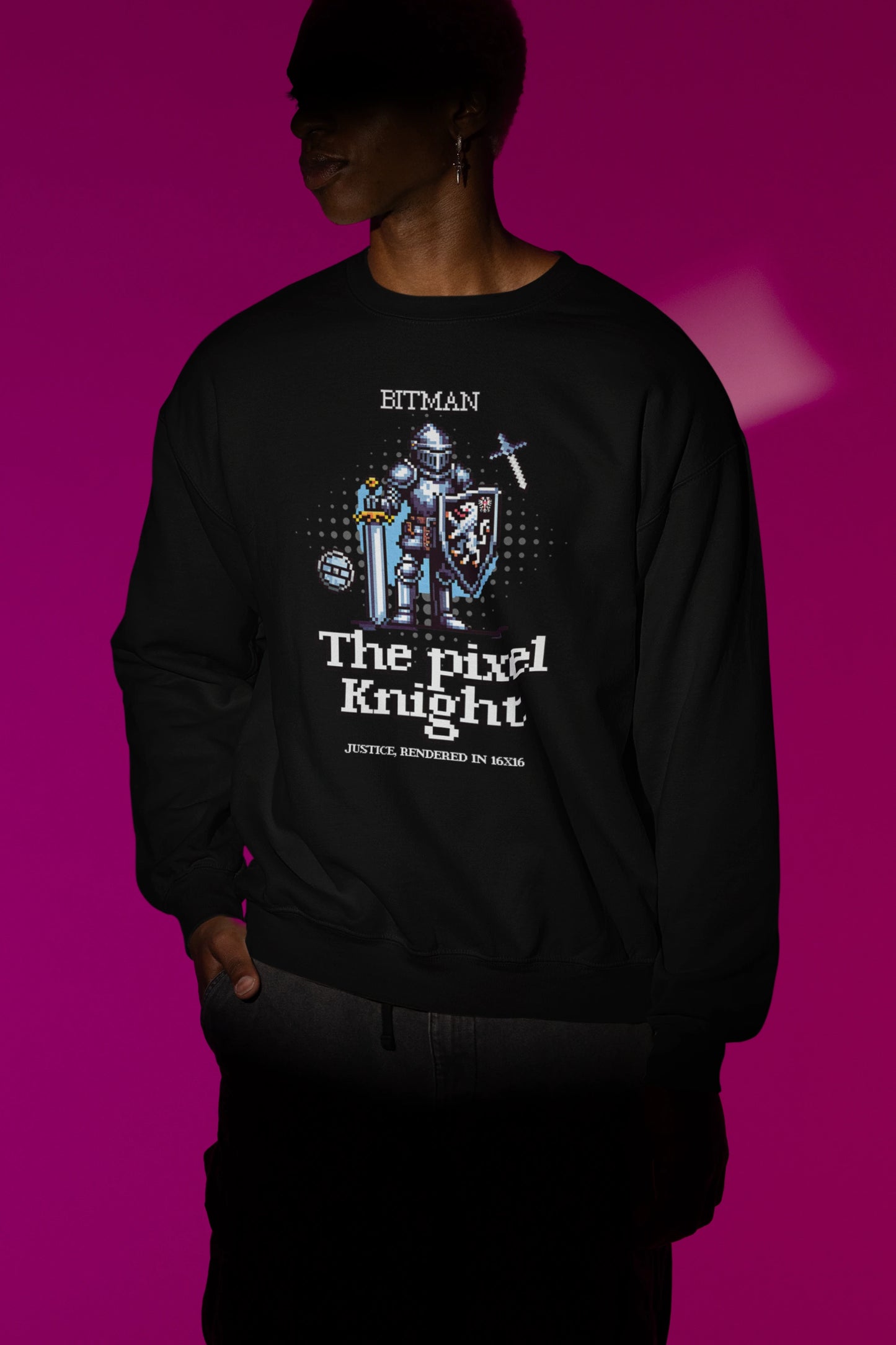 Pixel Knight | Retro-Ritter Pullover im 16-Bit Style – schwarz Pullover als Maennliches Model-Mockup, hochwertiges Nerd- & Gaming-Design Produktfoto.