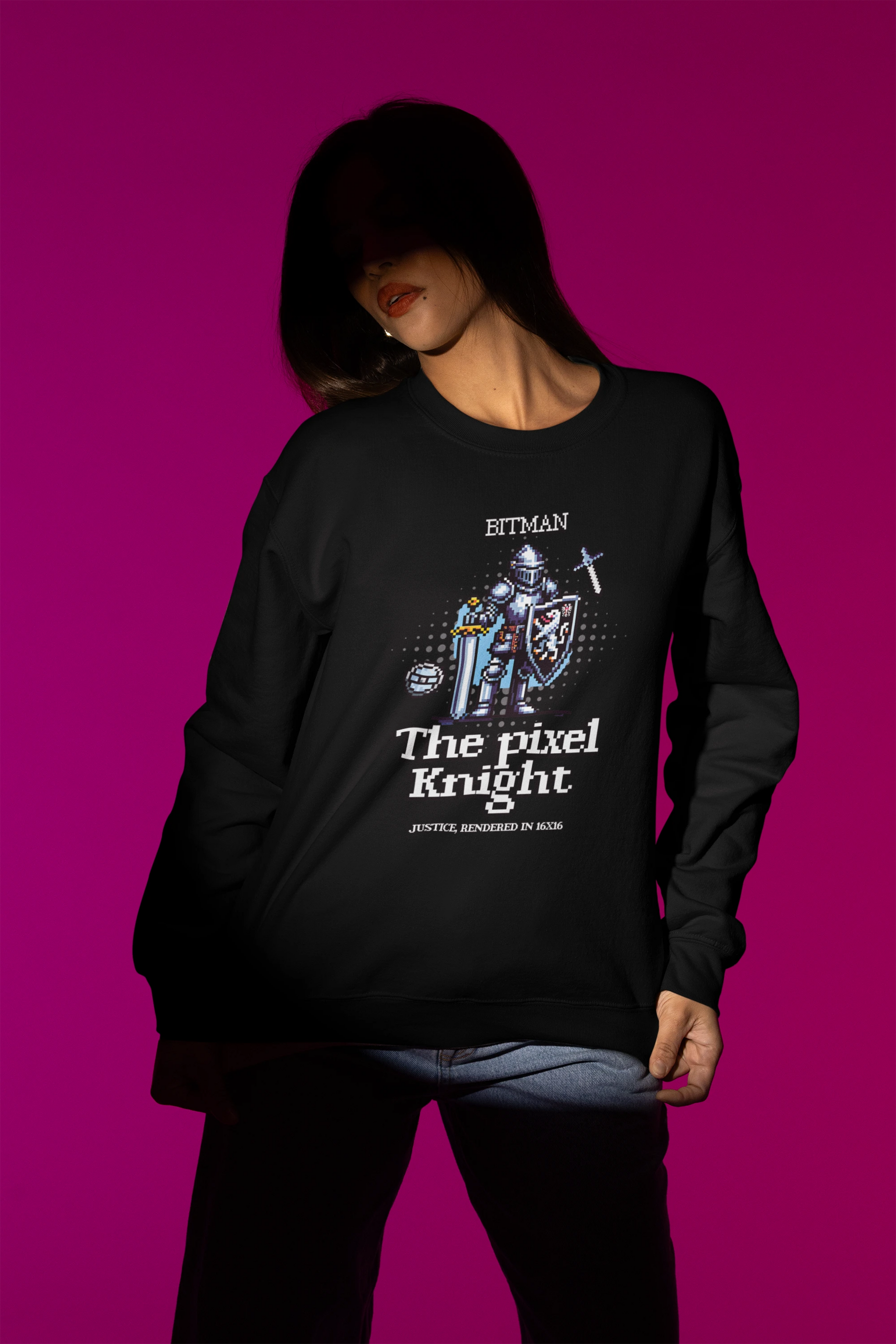 Pixel Knight | Retro-Ritter Pullover im 16-Bit Style – schwarz Pullover als Weibliches Model-Mockup, hochwertiges Nerd- & Gaming-Design Produktfoto.