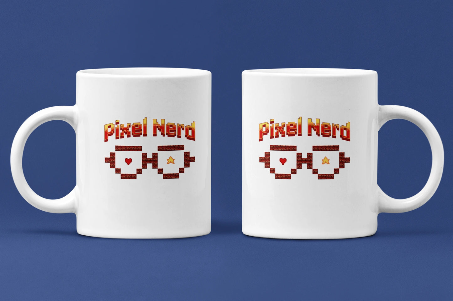 Pixel Nerd – Keramiktasse (325 ml) – 325 ml Keramiktasse als Doppel-Mockup, hochwertiges Gaming- & Nerd-Design Produktfoto.