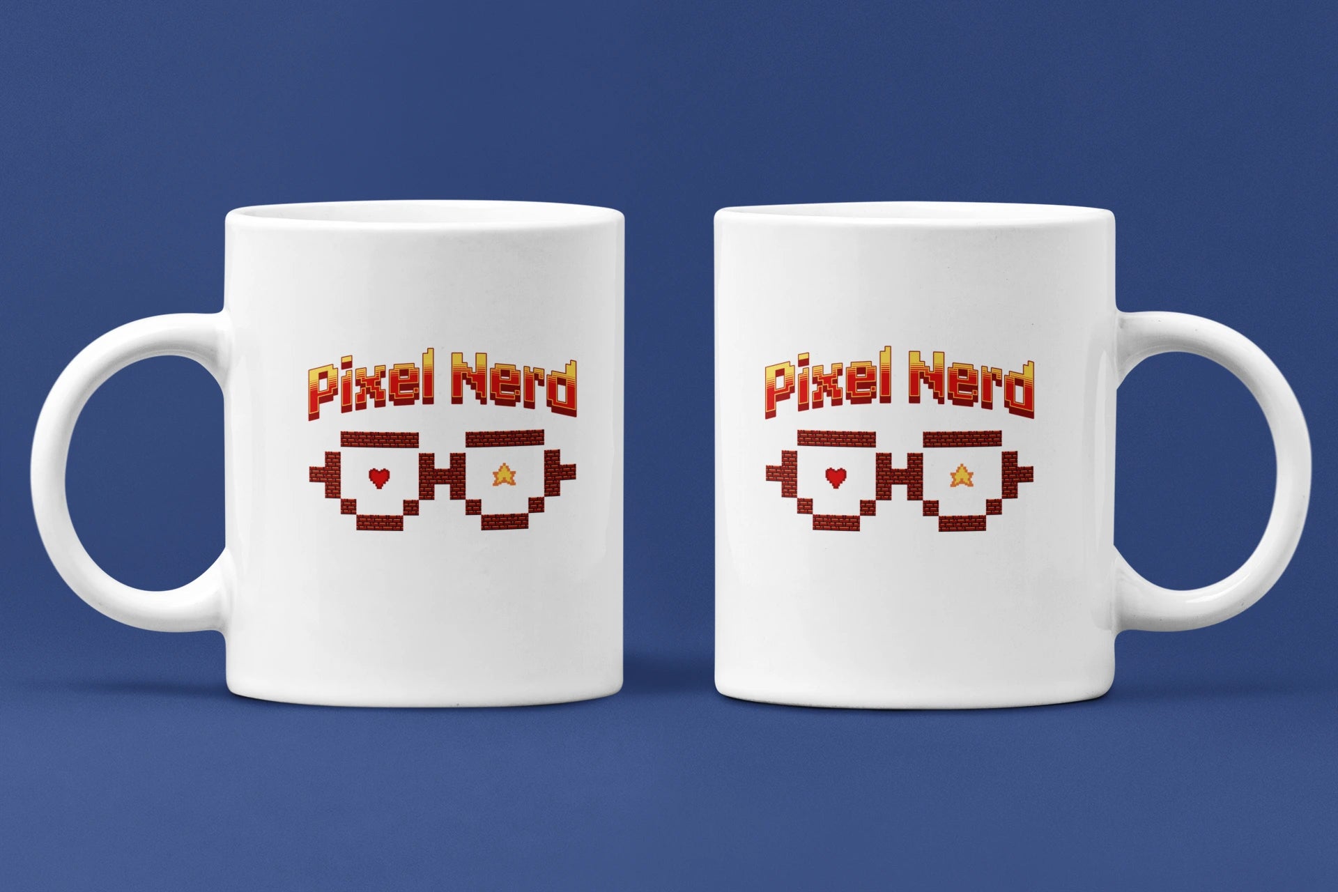 Pixel Nerd – Keramiktasse (325 ml) – 325 ml Keramiktasse als Doppel-Mockup, hochwertiges Gaming- & Nerd-Design Produktfoto.