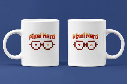 Pixel Nerd – Keramiktasse (325 ml) – 325 ml Keramiktasse als Doppel-Mockup, hochwertiges Gaming- & Nerd-Design Produktfoto.