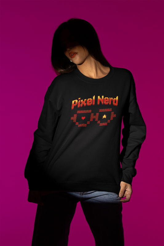 Pixel Nerd – Retro 8-Bit Gamer Pullover – schwarz Pullover als Weibliches Model-Mockup, hochwertiges Nerd- & Gaming-Design Produktfoto.