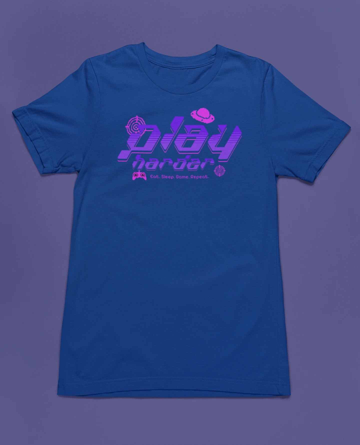 Play Harder | Neon Gamer T-Shirt im Retro-Futuristic Look – blau T-Shirt als flatlay-Mockup, modernes Gaming-Design und hochwertiges Produktfoto.