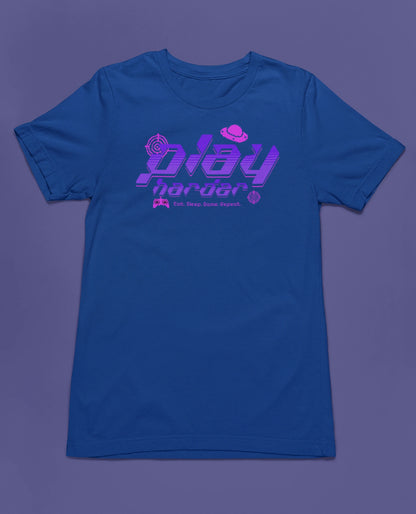 Play Harder | Neon Gamer T-Shirt im Retro-Futuristic Look – blau T-Shirt als flatlay-Mockup, modernes Gaming-Design und hochwertiges Produktfoto.