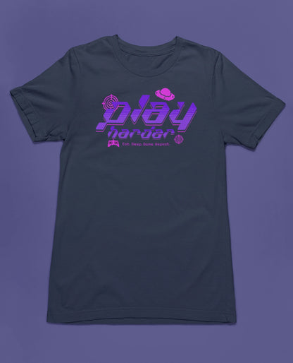 Play Harder | Neon Gamer T-Shirt im Retro-Futuristic Look – marine T-Shirt als flatlay-Mockup, modernes Gaming-Design und hochwertiges Produktfoto.