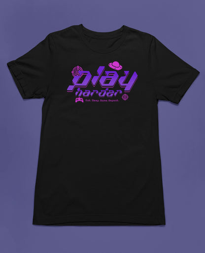 Play Harder | Neon Gamer T-Shirt im Retro-Futuristic Look – schwarz T-Shirt als flatlay-Mockup, modernes Gaming-Design und hochwertiges Produktfoto.