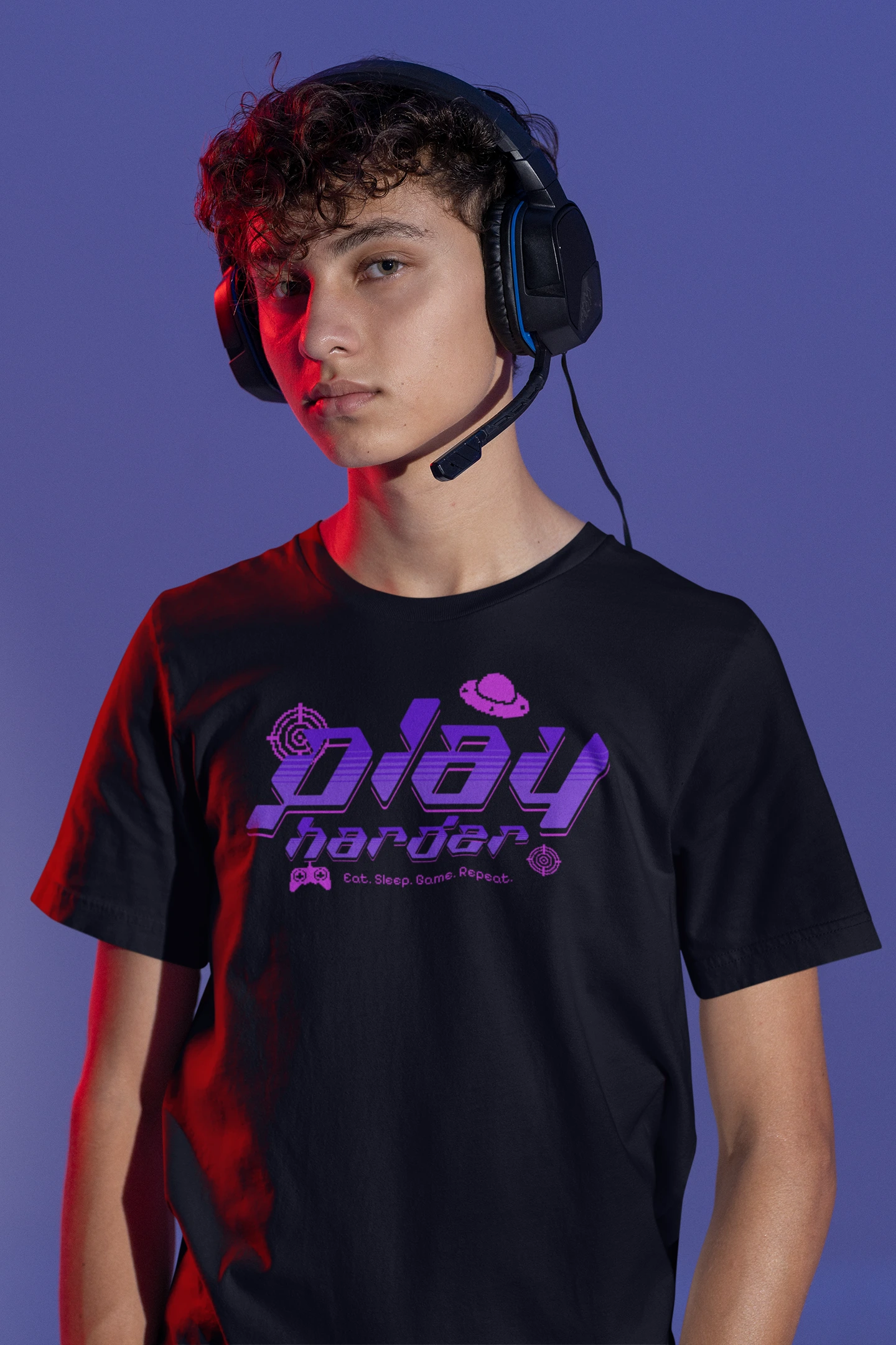 Play Harder | Neon Gamer T-Shirt im Retro-Futuristic Look – schwarz T-Shirt als maennlich-Mockup, modernes Gaming-Design und hochwertiges Produktfoto.