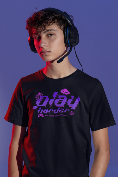 Play Harder | Neon Gamer T-Shirt im Retro-Futuristic Look – schwarz T-Shirt als maennlich-Mockup, modernes Gaming-Design und hochwertiges Produktfoto.