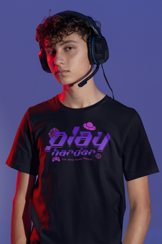 Play Harder | Neon Gamer T-Shirt im Retro-Futuristic Look – schwarz T-Shirt als maennlich-Mockup, modernes Gaming-Design und hochwertiges Produktfoto.