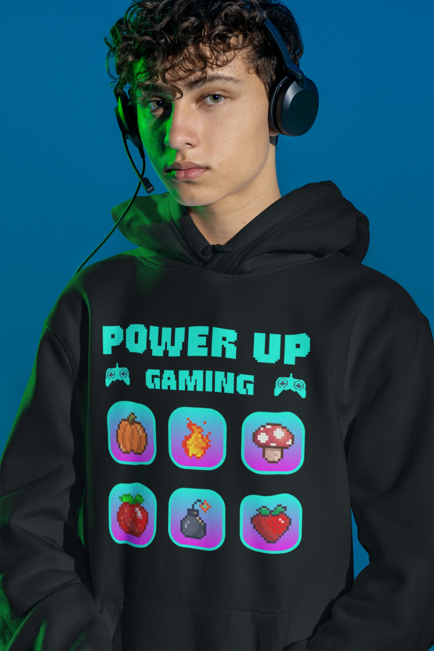 Power Up Gaming Icons | Bunter Retro-Pixel Hoodie – schwarz Hoodie als maennlich-Mockup, modernes Gaming-Design und hochwertiges Produktfoto.