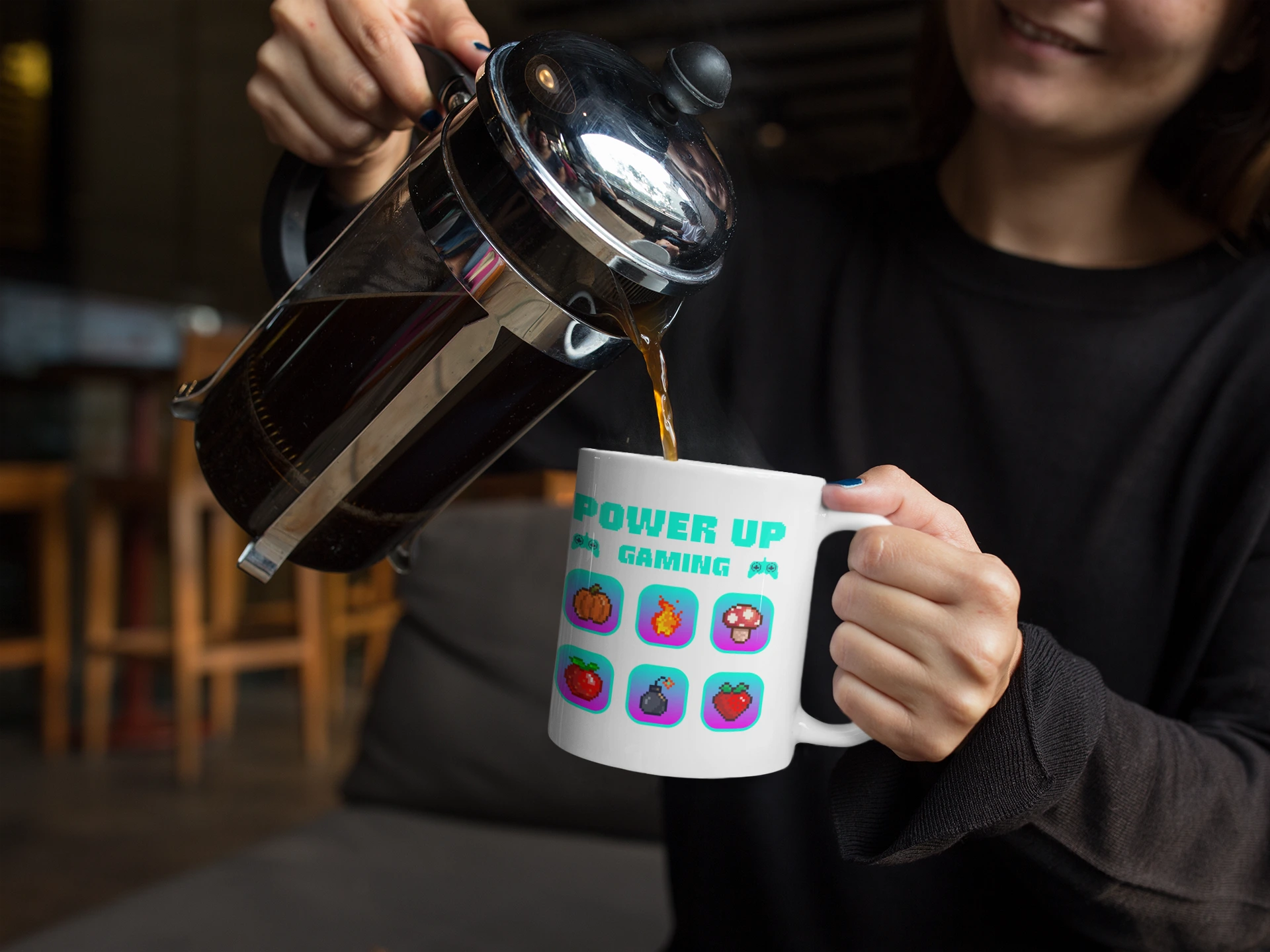 POWER UP GAMING – Keramiktasse (325 ml) – 325 ml Keramiktasse als Lifestyle Kaffeemoment Mockup, hochwertiges Gaming- & Nerd-Design Produktfoto.