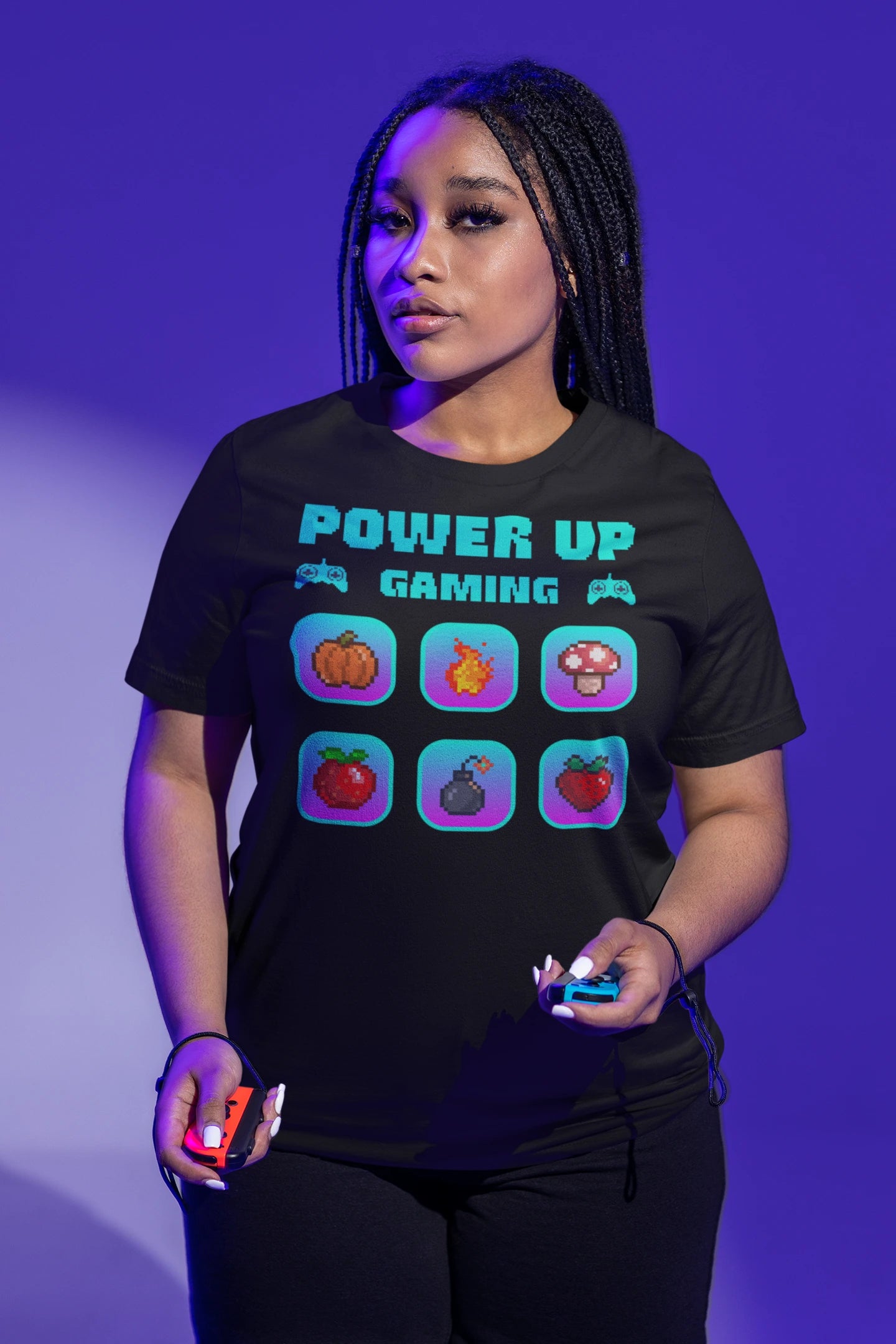 Power Up Gaming – Neon Edition | 8-Bit Pixel Gamer T-Shirt – schwarz T-Shirt als weiblich-Mockup, modernes Gaming-Design und hochwertiges Produktfoto.