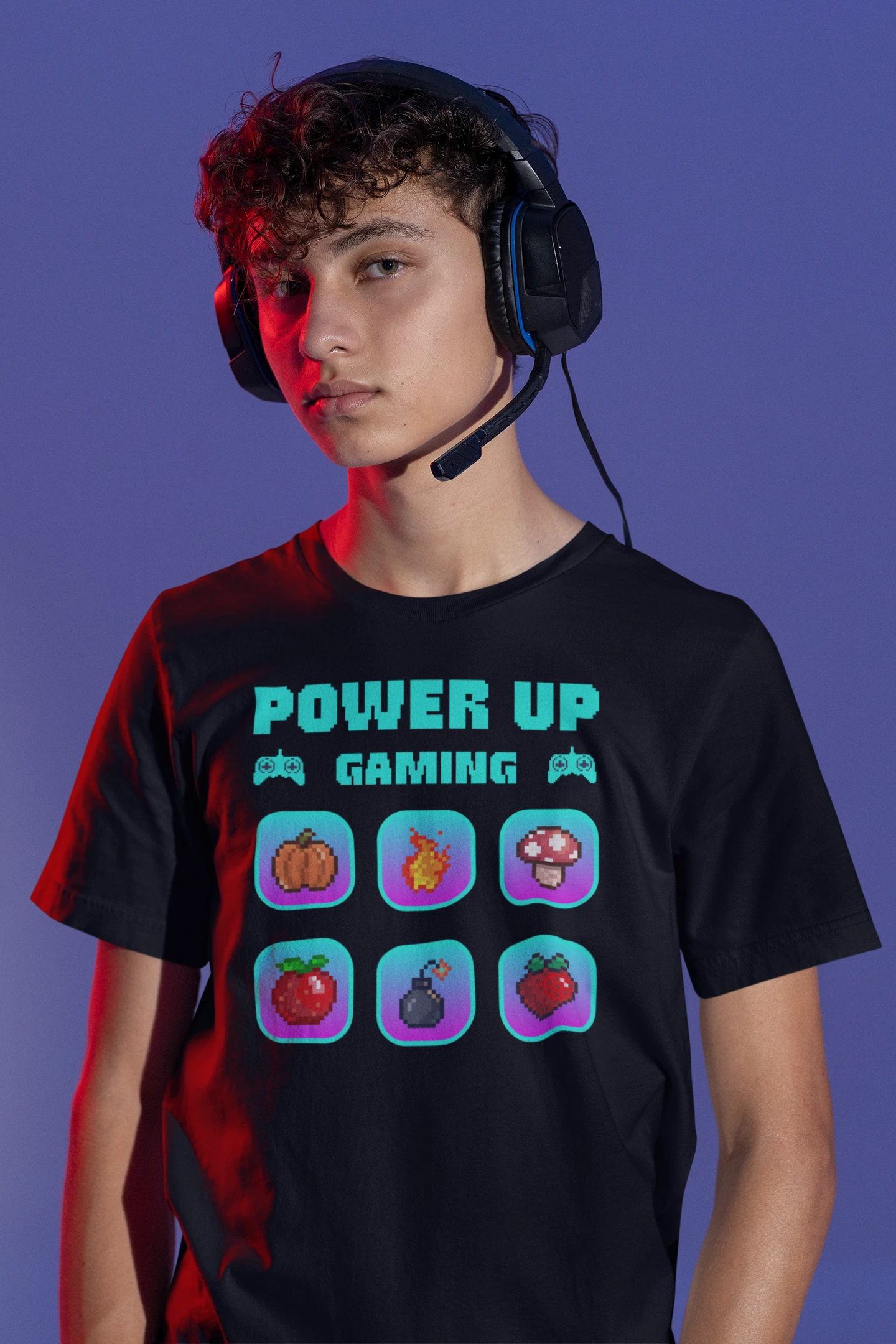 Power Up Gaming – Neon Edition | 8-Bit Pixel Gamer T-Shirt – schwarz T-Shirt als maennlich-Mockup, modernes Gaming-Design und hochwertiges Produktfoto.