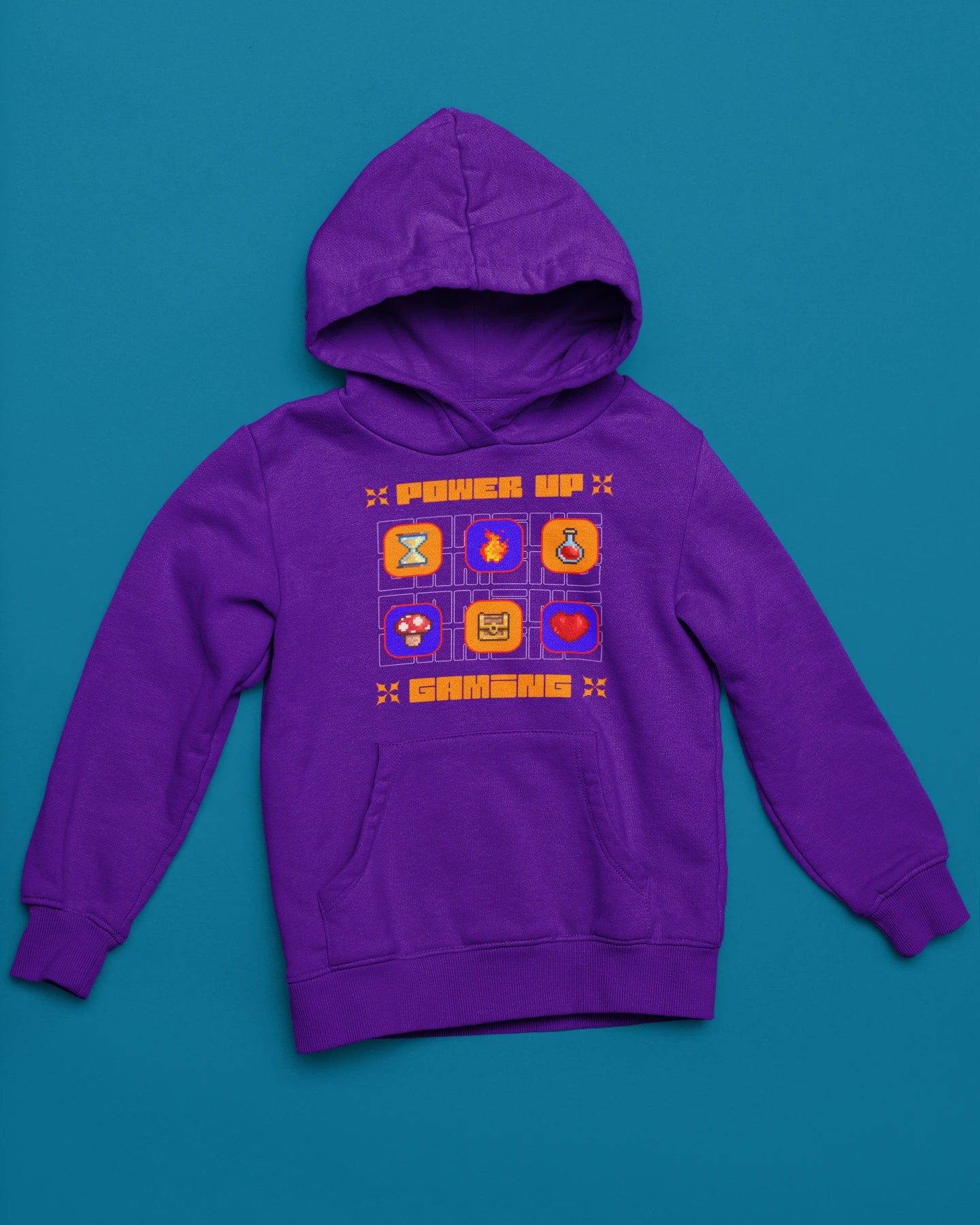 Power Up Gaming | Retro Pixel Hoodie fuer echte Gamer – lila Hoodie als flatlay-Mockup, modernes Gaming-Design und hochwertiges Produktfoto.