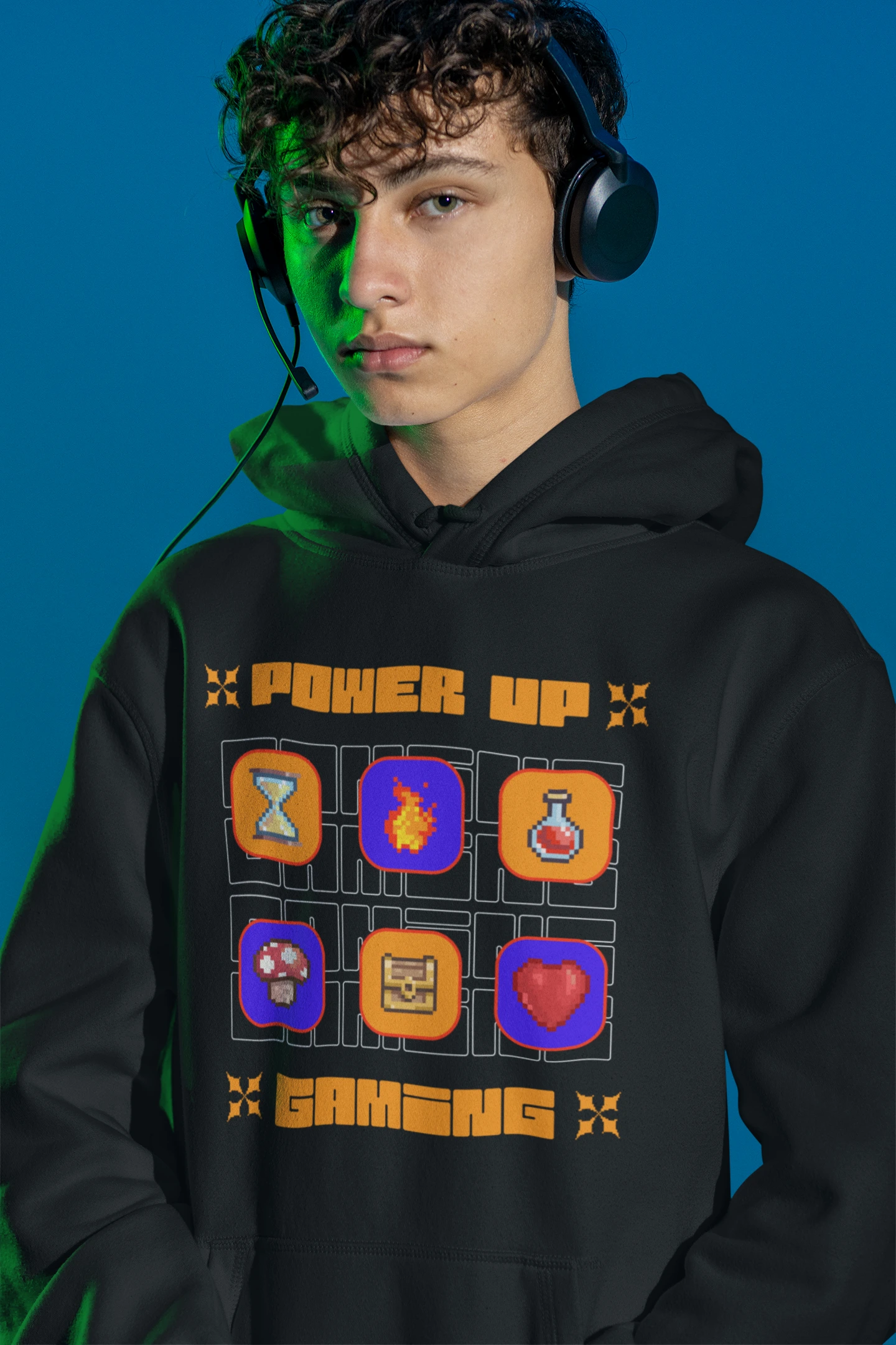 Power Up Gaming | Retro Pixel Hoodie fuer echte Gamer – schwarz Hoodie als maennlich-Mockup, modernes Gaming-Design und hochwertiges Produktfoto.