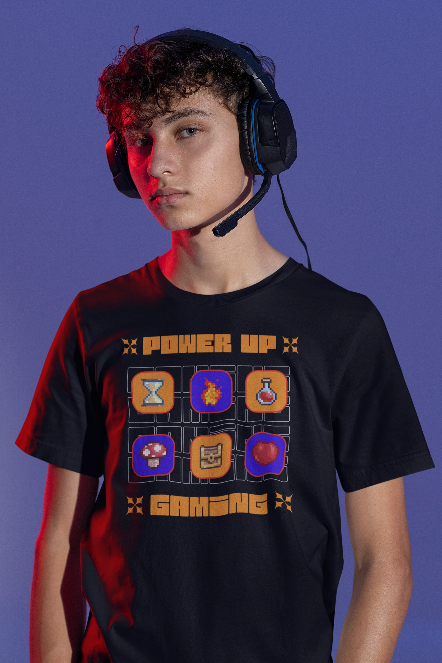 Power Up Gaming | Retro Pixel T-Shirt für Gamer – schwarz T-Shirt als maennlich-Mockup, modernes Gaming-Design und hochwertiges Produktfoto.