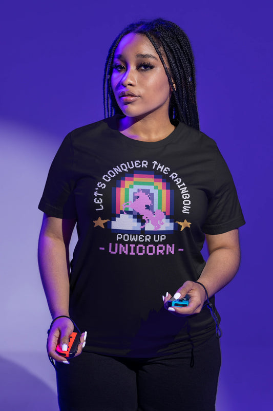 Power Up Unicorn | Regenbogen Gamer & Fantasy T-Shirt im Pixel-Stil – schwarz T-Shirt als weiblich-Mockup, modernes Gaming-Design und hochwertiges Produktfoto.