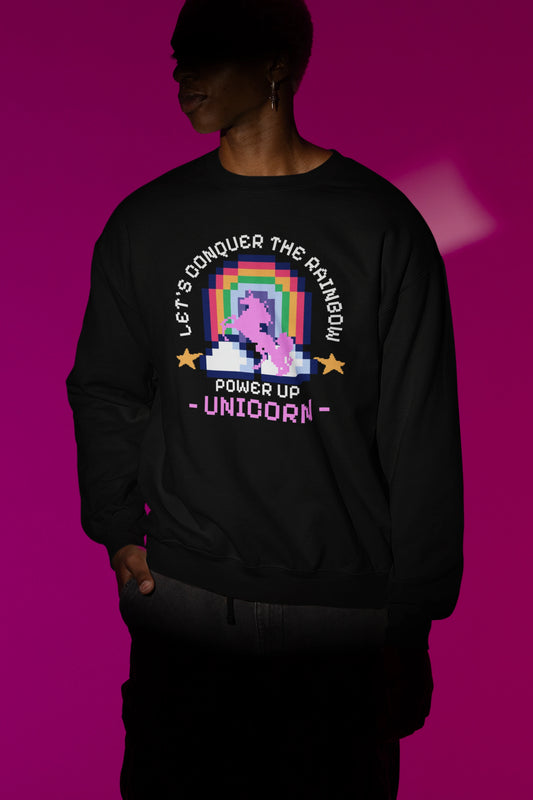 Power Up Unicorn – Retro Pixel Rainbow Pullover – schwarz Pullover als Maennliches Model-Mockup, hochwertiges Nerd- & Gaming-Design Produktfoto.