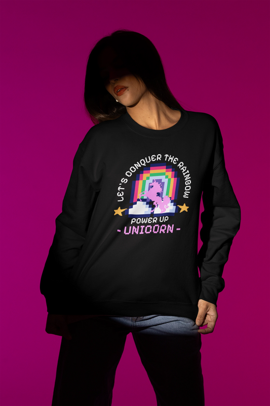 Power Up Unicorn – Retro Pixel Rainbow Pullover – schwarz Pullover als Weibliches Model-Mockup, hochwertiges Nerd- & Gaming-Design Produktfoto.
