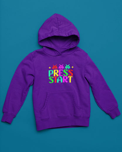 Press Start | Bunter Retro-Pixel Hoodie fuer Gamer – lila Hoodie als flatlay-Mockup, modernes Gaming-Design und hochwertiges Produktfoto.