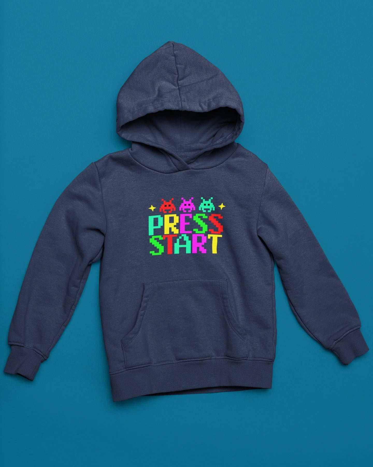 Press Start | Bunter Retro-Pixel Hoodie fuer Gamer – marine Hoodie als flatlay-Mockup, modernes Gaming-Design und hochwertiges Produktfoto.