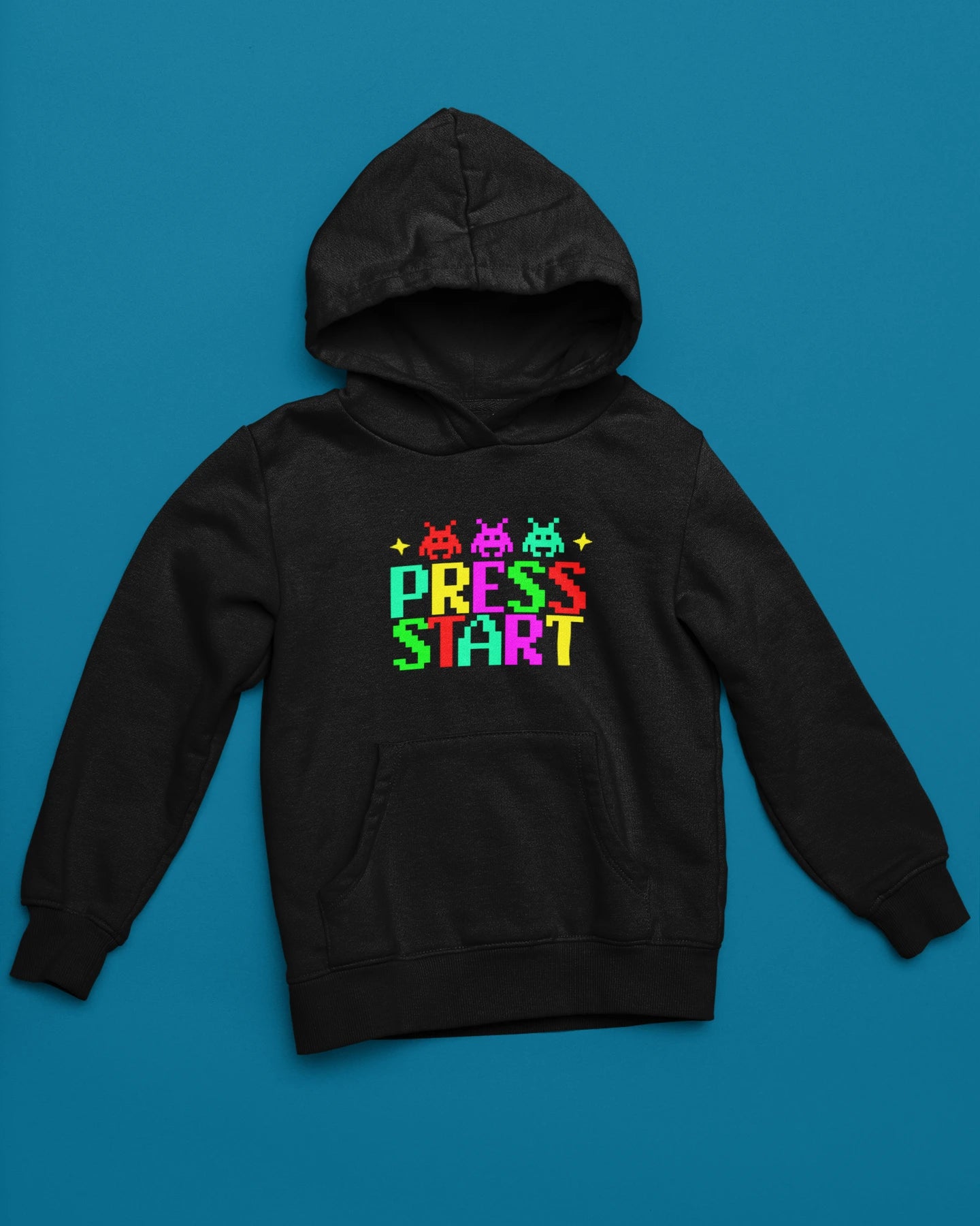 Press Start | Bunter Retro-Pixel Hoodie fuer Gamer – schwarz Hoodie als flatlay-Mockup, modernes Gaming-Design und hochwertiges Produktfoto.