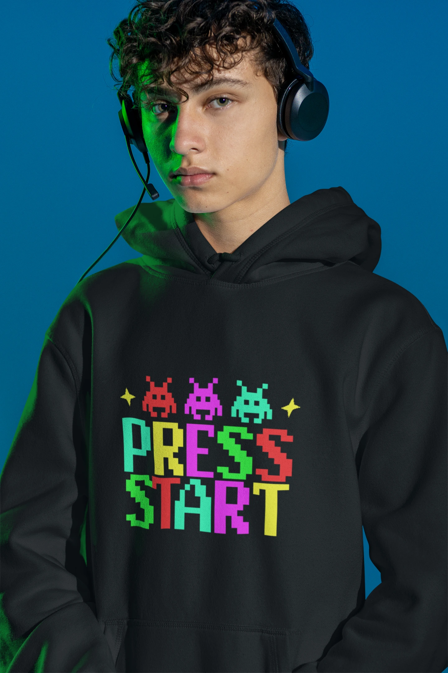 Press Start | Bunter Retro-Pixel Hoodie fuer Gamer – schwarz Hoodie als maennlich-Mockup, modernes Gaming-Design und hochwertiges Produktfoto.