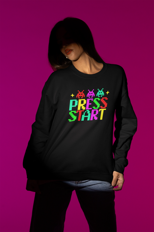 Press Start – Buntes Retro-Pixel Gamer Pullover – schwarz Pullover als Weibliches Model-Mockup, hochwertiges Nerd- & Gaming-Design Produktfoto.