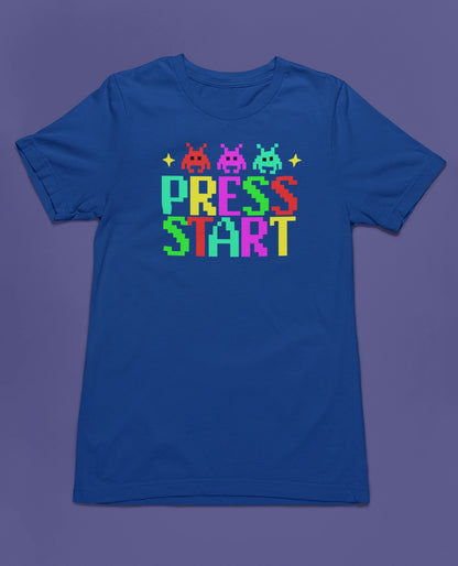 Press Start | Retro Gamer T-Shirt im bunten Pixel-Design – blau T-Shirt als flatlay-Mockup, modernes Gaming-Design und hochwertiges Produktfoto.
