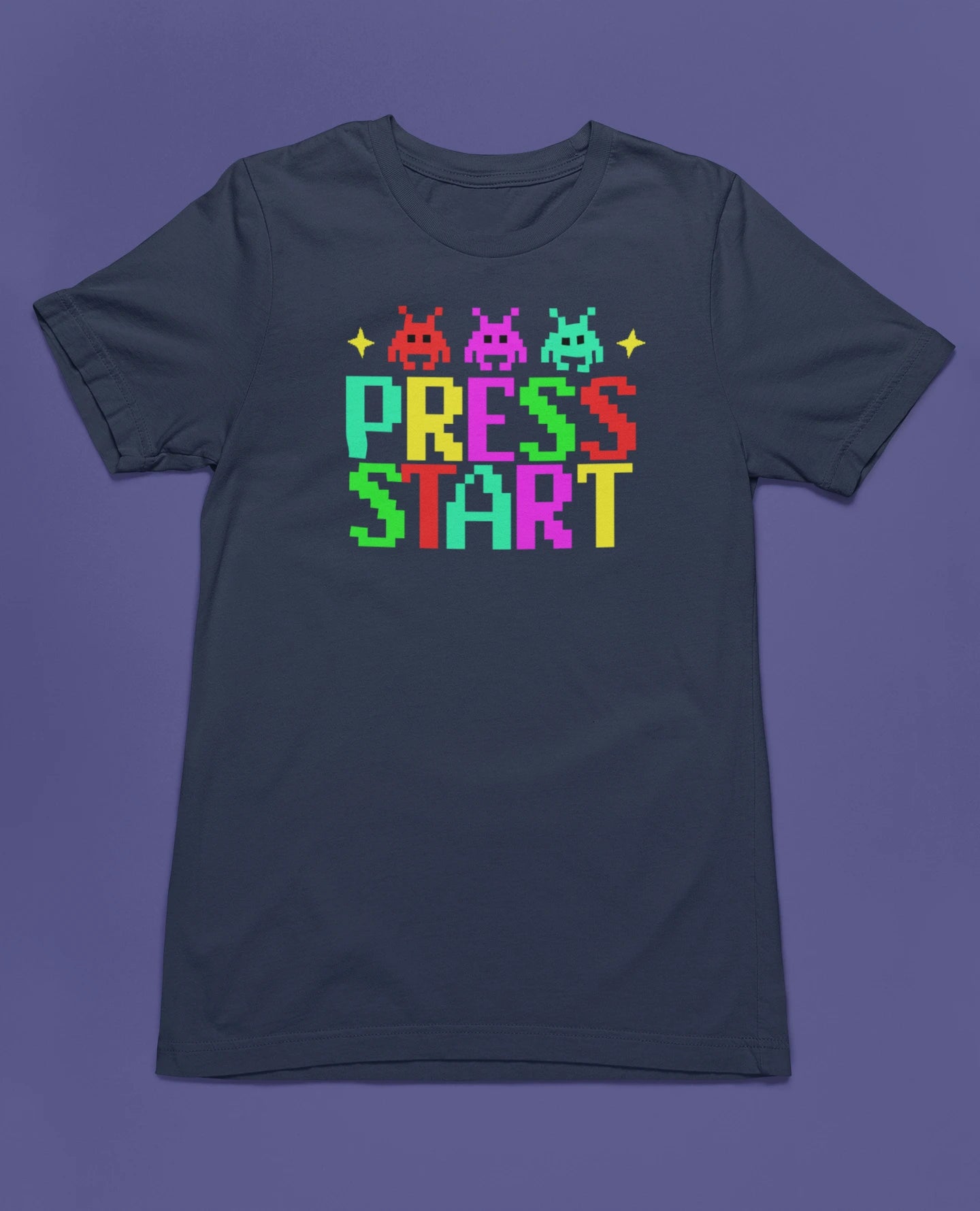 Press Start | Retro Gamer T-Shirt im bunten Pixel-Design – marine T-Shirt als flatlay-Mockup, modernes Gaming-Design und hochwertiges Produktfoto.