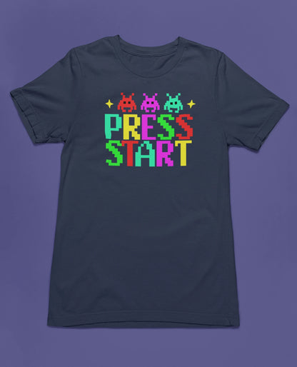 Press Start | Retro Gamer T-Shirt im bunten Pixel-Design – marine T-Shirt als flatlay-Mockup, modernes Gaming-Design und hochwertiges Produktfoto.