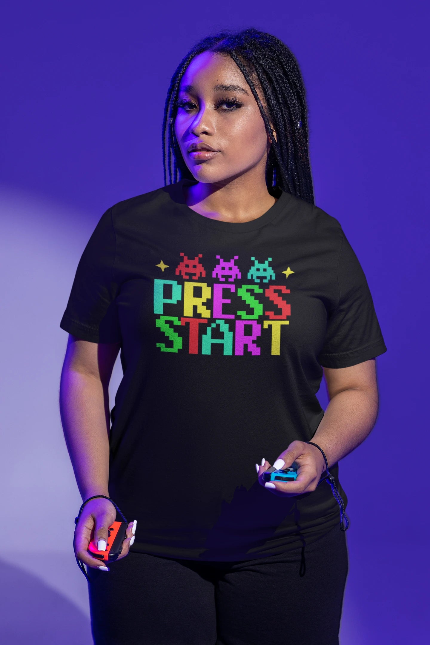 Press Start | Retro Gamer T-Shirt im bunten Pixel-Design – schwarz T-Shirt als weiblich-Mockup, modernes Gaming-Design und hochwertiges Produktfoto.