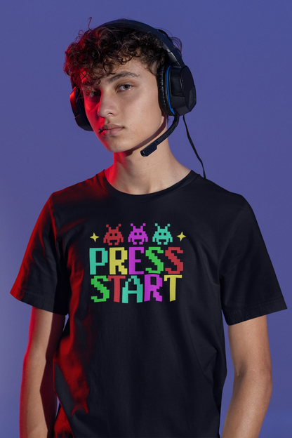 Press Start | Retro Gamer T-Shirt im bunten Pixel-Design – schwarz T-Shirt als maennlich-Mockup, modernes Gaming-Design und hochwertiges Produktfoto.