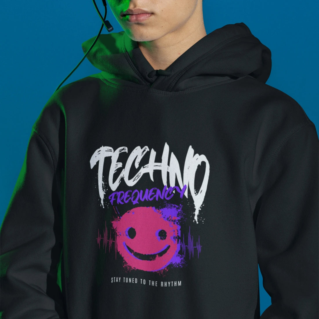 Rave Hoodie - Techno Frequency in schwarz – Unisex Gaming Hoodie im Nerd & Streetwear Style, getragen von männlichen Model