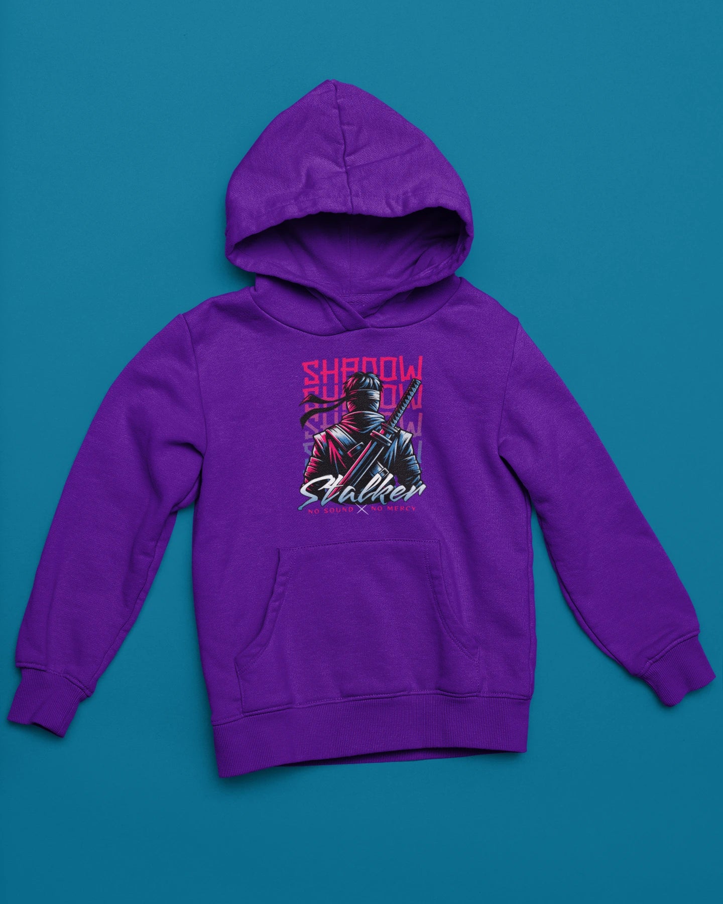 Shadow Stalker | Neon Ninja Hoodie im Stealth-Style – lila Hoodie als flatlay-Mockup, modernes Gaming-Design und hochwertiges Produktfoto.