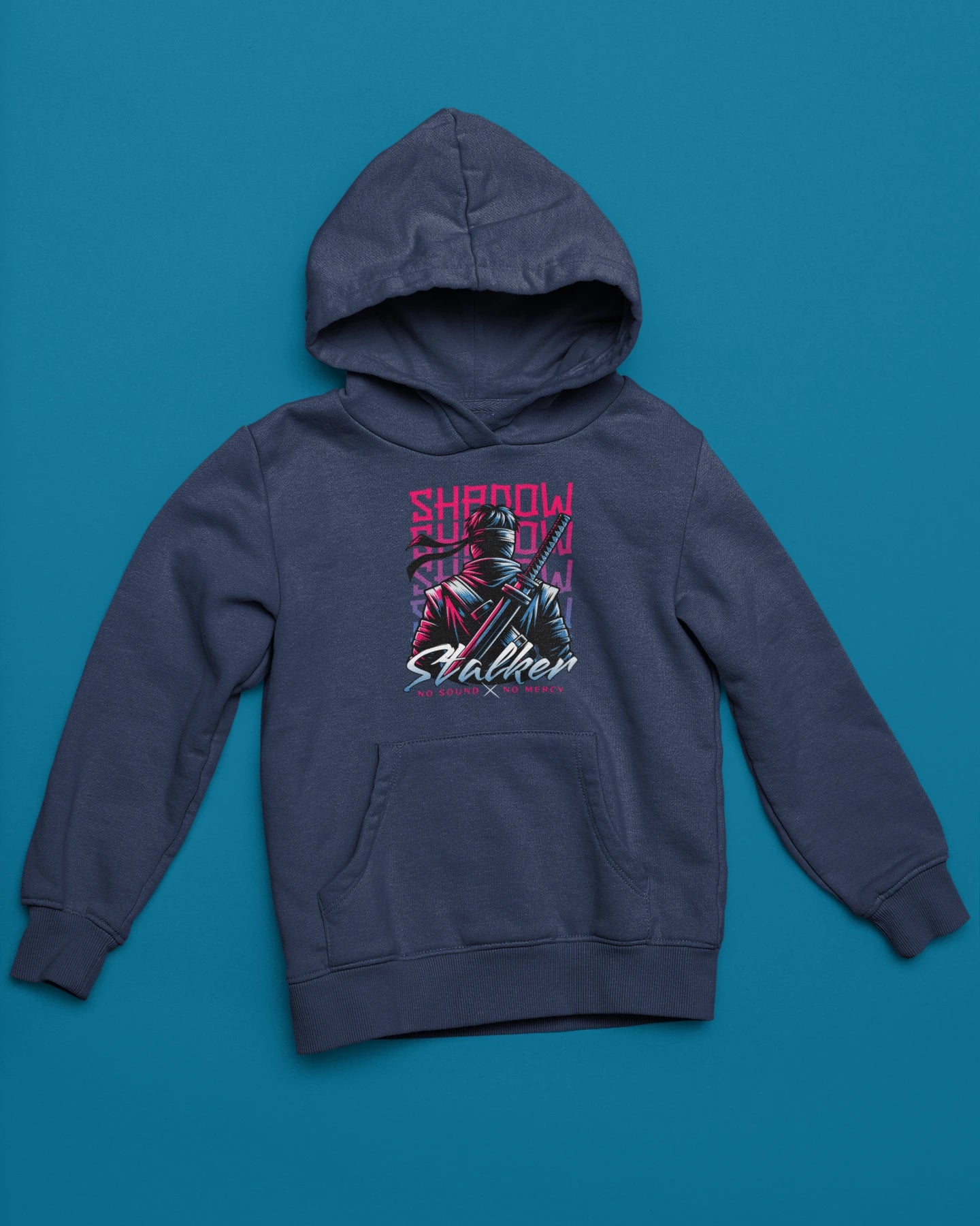 Shadow Stalker | Neon Ninja Hoodie im Stealth-Style – marine Hoodie als flatlay-Mockup, modernes Gaming-Design und hochwertiges Produktfoto.