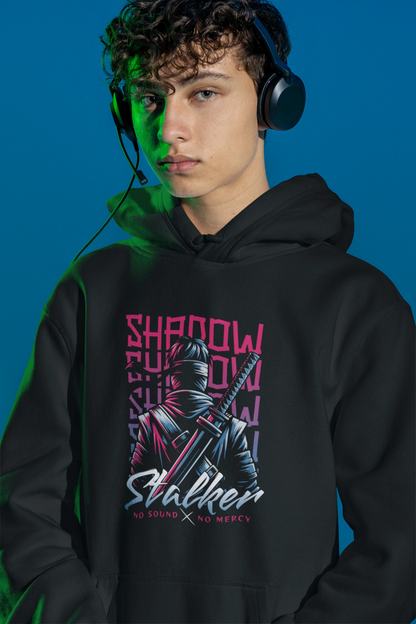 Shadow Stalker | Neon Ninja Hoodie im Stealth-Style – schwarz Hoodie als maennlich-Mockup, modernes Gaming-Design und hochwertiges Produktfoto.