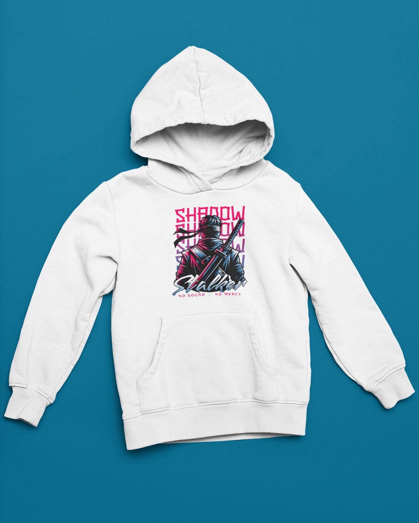 Shadow Stalker | Neon Ninja Hoodie im Stealth-Style – weiss Hoodie als flatlay-Mockup, modernes Gaming-Design und hochwertiges Produktfoto.