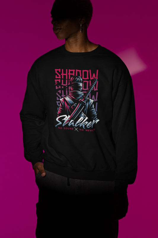 Shadow Stalker – Ninja Warrior Pullover | No Sound, No Mercy Design – schwarz Pullover als Maennliches Model-Mockup, hochwertiges Nerd- & Gaming-Design Produktfoto.