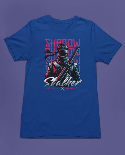 Shadow Stalker | Stealth Ninja T-Shirt – No Sound, No Mercy | Urban Warrior Streetwear – blau T-Shirt als flatlay-Mockup, modernes Gaming-Design und hochwertiges Produktfoto.