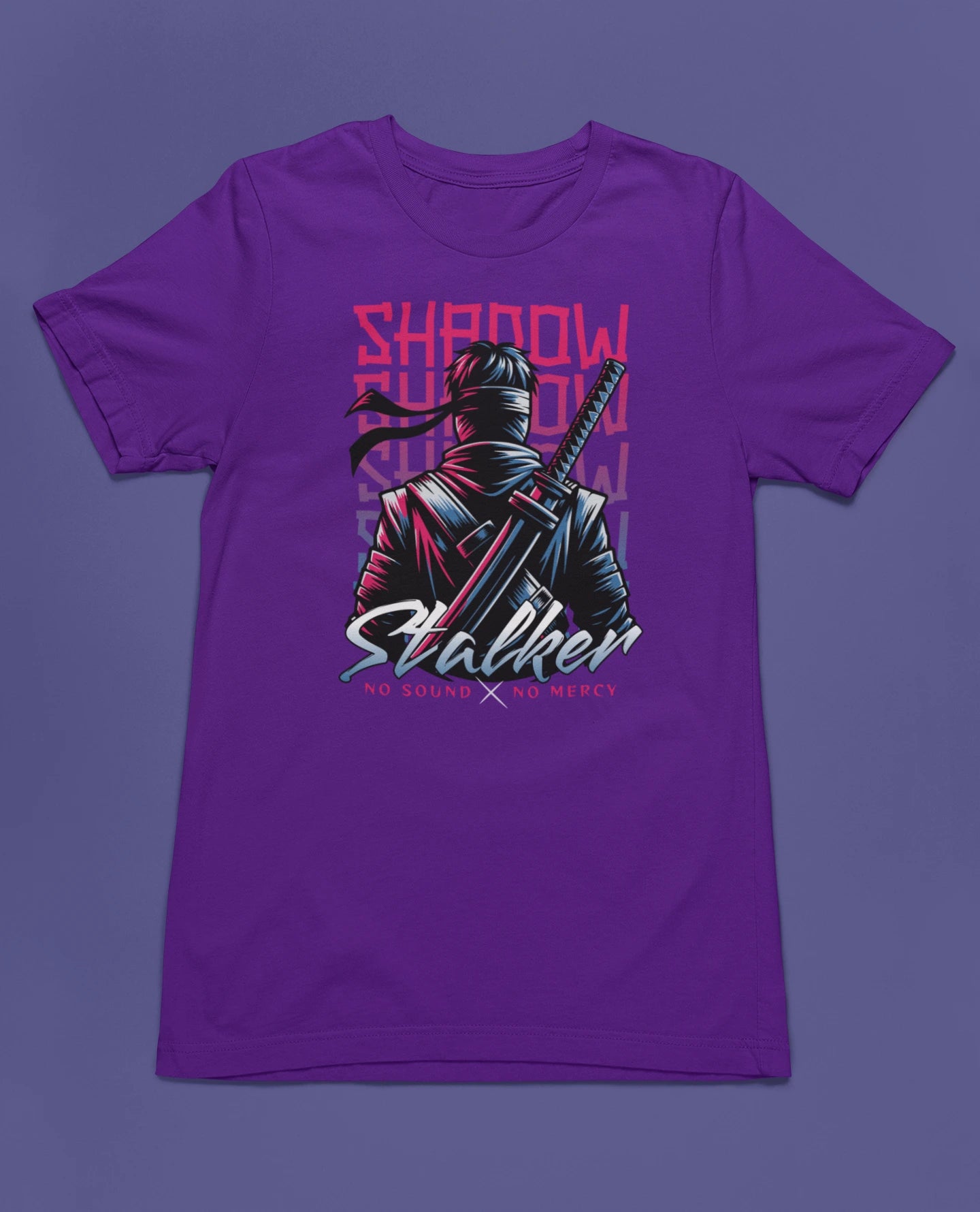 Shadow Stalker | Stealth Ninja T-Shirt – No Sound, No Mercy | Urban Warrior Streetwear – lila T-Shirt als flatlay-Mockup, modernes Gaming-Design und hochwertiges Produktfoto.