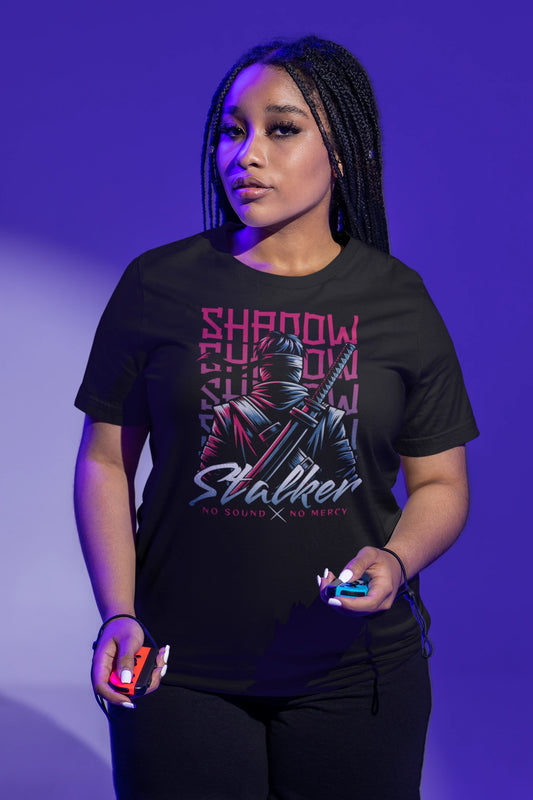 Shadow Stalker | Stealth Ninja T-Shirt – No Sound, No Mercy | Urban Warrior Streetwear – schwarz T-Shirt als weiblich-Mockup, modernes Gaming-Design und hochwertiges Produktfoto.